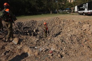 3月2日，以色列贝尔谢巴遭到伊朗导弹袭击的现场。图：新华社/越通社