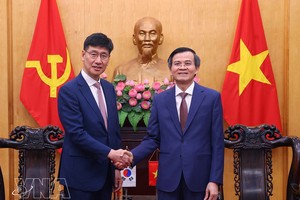 胡志明国家政治学院院长段明训副教授会见越南三星公司总经理罗基洪。图：越通社