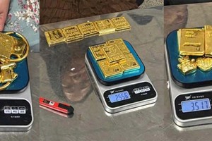 内牌机场查获4名旅客 涉嫌走私12.3公斤黄金。图：海关局