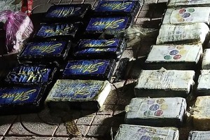 在林同省海岸发现疑是存放毒品的尼龙袋。