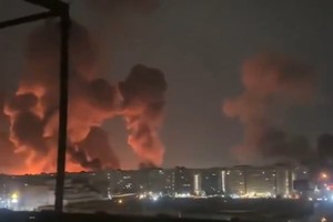 伊朗梅赫拉巴德机场起火。图片取自：X