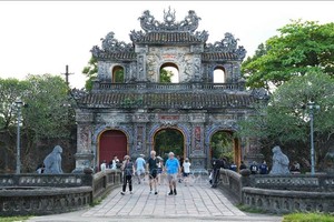 游客参观顺化皇城。图：原里