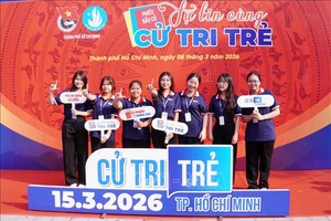 大中学生在以“年轻选民，自信同行”为主题的打卡区合影留念。