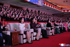 金正恩携妻女观看妇女节演出。图：朝中社