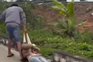 视频截图：男子拖行女子。