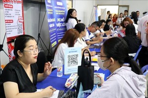 众多求职者在胡志明市就业服务中心主会场寻找工作机会。