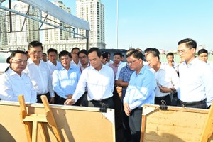 胡志明市市委书记陈留光视察富寿赛马场区域系列项目。图：越勇