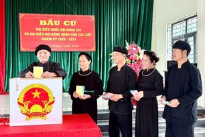 北江省安乐乡那奥村（Nà Ó）岱族同胞兴高采烈地参加投票。图：越通社