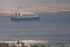 3月15日，一艘货轮正通过波斯湾驶向霍尔木兹海峡。图：VCG