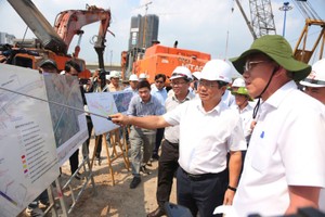 胡志明市人委会主席阮文得检查安富交通枢纽施工进度。