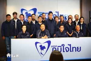 泰国自豪党领袖阿努廷·查恩维拉库尔（前排左二）在曼谷举行的新闻发布会上，公布了泰国国会选举的初步计票结果。图：新华社/越通社