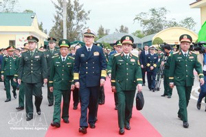 越南国防部长潘文江和中国国防部长董军3月18日视察茶古边防哨所。图：越通社