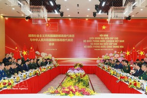 越南国防部长潘文江大将与中国国防部长董军上将举行会谈。图：越通社