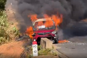 一辆轿车在避风角-白沙丘路上猛烈燃烧。