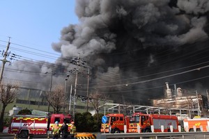 韩国工厂火灾已致20余人重伤。
