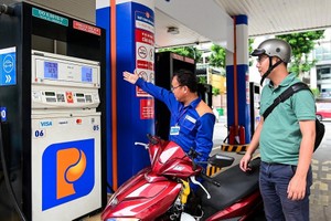 一名顾客在加油站加油。