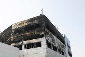 3月21日在韩国大田拍摄的工厂火灾现场。图：新华社记者张粲