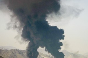 遭袭后起火的科威特米纳·阿尔阿哈马迪炼油厂。图：巴林新闻报