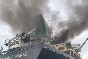 这张泰国海军3月11日发布的照片显示，一艘泰国货船在霍尔木兹海峡海域遭袭起火。 新华社发（泰国海军供图）