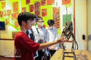 学生们参观越南自然博物馆。图自越通社