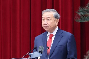 越南共产党中央总书记苏林主持会议并致开幕词。 图：越通社