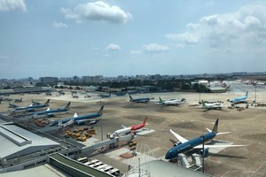 航油价格持续高企，对包括旅游、航空在内的多个经济领域产生深远影响。