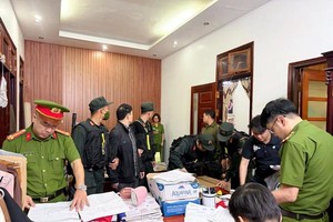 公安机关搜查某地点。