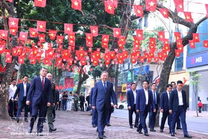 3月15日上午，党中央总书记苏林前往河内市巴亭坊第2投票区，参加第十六届国会代表和2026-2031年任期各级人民议会代表选举投票。图：越通社