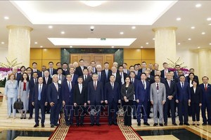 越南共产党中央总书记苏林与代表们合影。图：统一