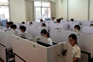 考生在胡志明市师范大学参加专项能力评估考试。