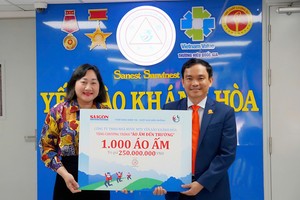 《西贡解放报》副总编辑裴氏红霜接收庆和燕窝公司的捐赠。图：越俄