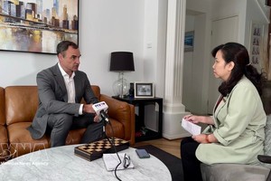 澳大利亚能源生产力联盟执行总裁贾罗德·利克接受越通社记者的采访。图：越通社