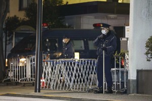 3月24日，日本警察在东京港区中国大使馆外站岗。图片来源：共同社