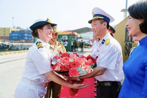 越南海军第三区副参谋长欢迎“图文巴”号舰长艾丽西亚·哈里森中校。