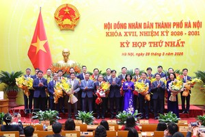 河内市委、市人民议会领导向当选为2026-2031年任期第十七届河内市人委会主席、副主席及委员的同志赠送鲜花表示祝贺。图：越通社