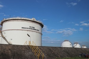 榕桔炼油厂超负荷运行，以120%产能保障国内市场供应。图：越通社