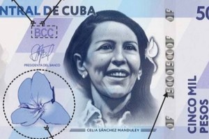 古巴中央银行展示5000比索新币。图：cibercuba.com