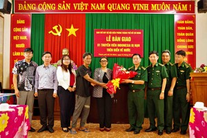 4月2日举行的遇险船员移交仪式。图：越通社