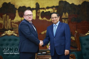 越南政府总理范明政与白俄罗斯国家司法鉴定委员会主席沃尔科夫。图：越通社