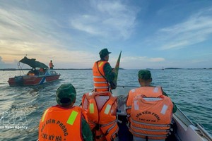 岘港市边防部队干部战士开展海上巡逻和非法捕捞防治宣传。图:越通社