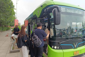 民众积极搭乘巴士出行。