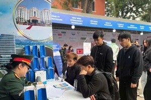 2026年2月初，学生们在国防部319总公司的招聘展位前排队等待面试。