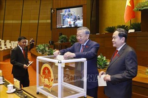 党中央总书记苏林投票选举第十六届国会主席。图：尹晋