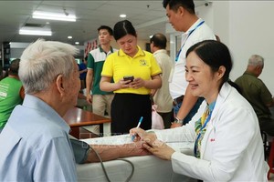 医生为民众诊疗。