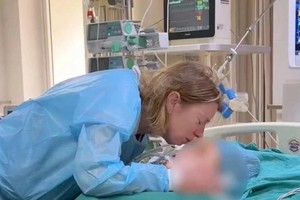 在进行器官捐献前，家属深情亲吻并拥抱女儿，与其作最后的告别。