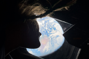 4月4日，飞往月球的宇航员从猎户座飞船主舱窗口回望地球。