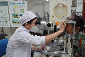 头顿全科医院为福胜坊的60岁以上高龄人举行免费体检活动。