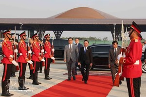 党中央书记处常务书记陈锦秀离开德崇国际机场，启程回国。图：越通社