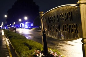 当地时间11日晚，弗吉尼亚比奇市海滨地区发生枪击事件。图源：美媒报道配图