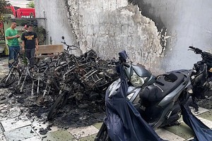 发生火灾后，逾十辆摩托车被烧毁。图：明平